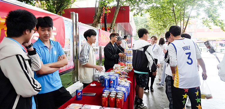 新華學(xué)子開啟618電商集市，氣氛超燃