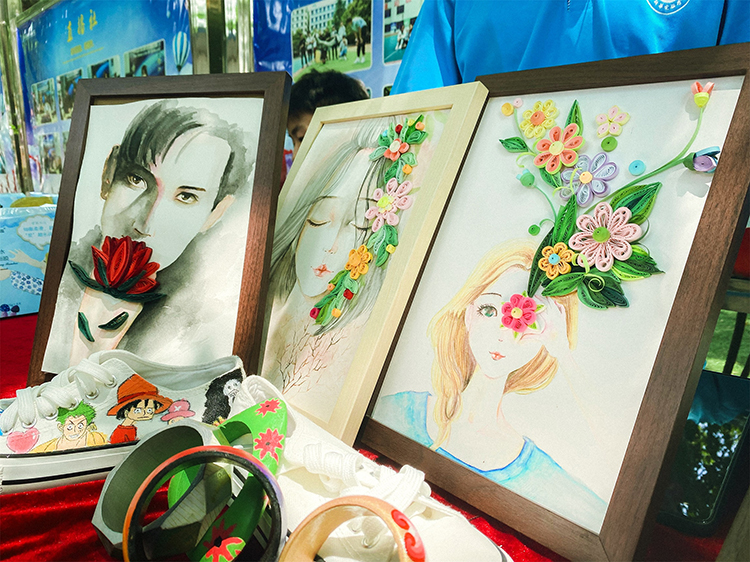 4美術(shù)社學(xué)子出售自己的手工作品