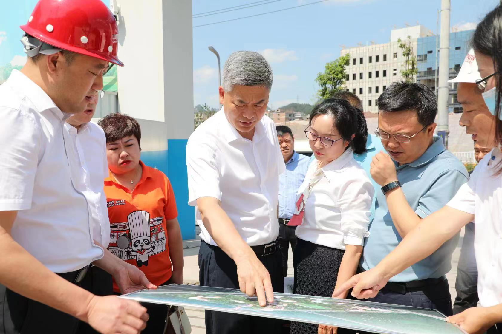 7花溪區(qū)委書記許俊松視察新校區(qū)